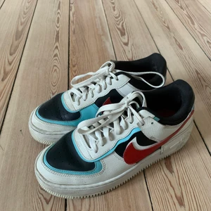 Nike air force 1 - Säljer mina fina Nike air force 1. Använda en del men fint skick. Storlek 39. Spårbar frakt (66 kronor) tillkommer.