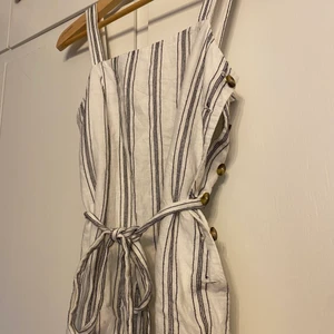 Klänning  - Super fin långklänning från ”and other stories”! Använd få gånger så är i bra skick. Den är i storlek Xs men passar också S! Köpt för lite mer än 400 och säljer för 179!