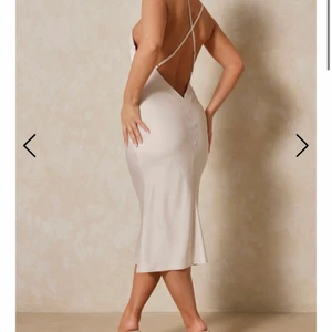 Satin low back Midi dress strl. 36 - En beige satinklänning från misspap med justerbara band. Aldrig använd. Köptes för 350kr säljer för 170kr + frakt.