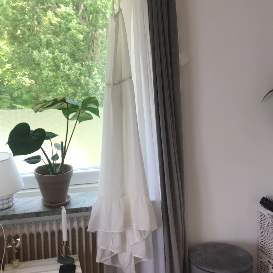 Vit, ny, längre klänning  - 90