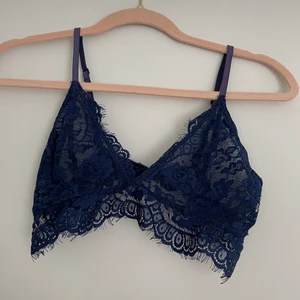 NAKD Bralette - En mörkblå spetsbralette från NAKD i storlek M❤️‍🔥 köparen står för frakt