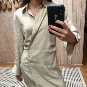 Beige omlott-klänning från otherstories - Använd max 2 gånger! Beige fin klänning i storlek 36