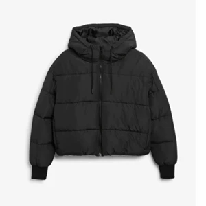 Monki jacka ny  - Croppad puffer Jacka från monki strl:S använd 1 gång , nypris :500kr men slut i lager i alla storlekar,