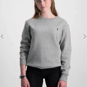 Grå ralph lauren sweatshirt - Säljer denna gråa äkta Ralph Lauren sweatshirt i barn storlek L. Den passar ungefär som en XS/S. Supersnyggt basplagg i jättebra skick🤩. Kan mötas upp i stockholm annars står köparen för frakt. Skriv privat om du är intresserad/har frågor💞.