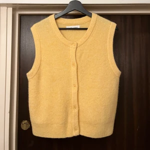 Stickad väst - Stickad väst från samsøe! Storlek S. Fint skick. Material: 32% alpacka, 32% ull, 30% polyester, 6% elastan. 