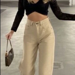 Beiga junkyards jeans  - Säljer mina beiga jätte fina junkyards jeans, använda Max 2 gånger. Älskar dom men dom har tyvärr blivit för stora. Annars hade jag bott i dom.🤩 (första bilden lånad) köpta för 599:- säljer för 200 + frakt 