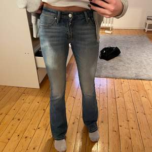 (Lägger ut igen pga oseriös köpare) så snygga lågmidjade bootcut jeans från crocker storlek 24/32, jag är ca 1,65. Om fler är intresserade så blir det budgivning. Möts upp i stockholm eller fraktar 