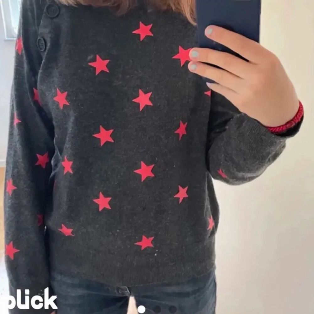 Säljer min jätte coola Zadig tröja med stjärnor på 💫 Jätte fint skick och bara använd några få gånger 💘 Nypris var 1300 kr! Skriv privat vid intresse och frågor❤️🔥. Tröjor & Koftor.