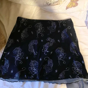 Mesh kjol  - Säljer denna super coola mesh kjolen med prislapp kvar! (Den är inte genomskinlig) hör av dig vid frågor!💘💘💘 