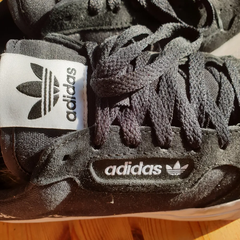 Säljer dessa nya Adidas, endast använda en gång då de är för små. Svarta. Storlek 40.. Skor.