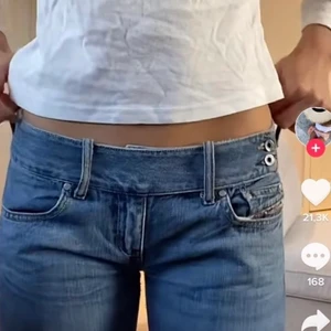 Freesoul y2k jeans - Otroligt fina jeans som liknar de eftertraktade diesel jeans med sido spänne. Mer sittande på höften. Kommer inte till användning så säljer vidare. Insydda någon cm i midjan, går att sprätta upp om man vill. (Ej jag som har sytt) Bra skick förutom lite slitet längst ner och på märkes lappen på utsidan. Lånad första bild. Skriv privat för fler bilder/mått etc. Köparen står för frakt. ❤️