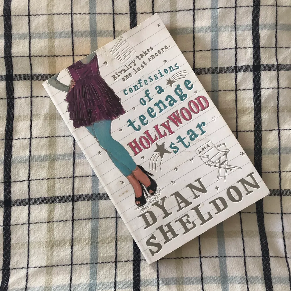 ”Confessions of a Teenage Hollywood Star” i paperback av Dyan Sheldon. Väldigt bra skick, läst en gång. Boken är en uppföljare och på engelska, kontakta för fler frågor/aktivera SagePay!📚🥰. Övrigt.