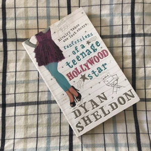 Confessions of a Teenage Hollywood Star⭐️ - ”Confessions of a Teenage Hollywood Star” i paperback av Dyan Sheldon. Väldigt bra skick, läst en gång. Boken är en uppföljare och på engelska, kontakta för fler frågor/aktivera SagePay!📚🥰