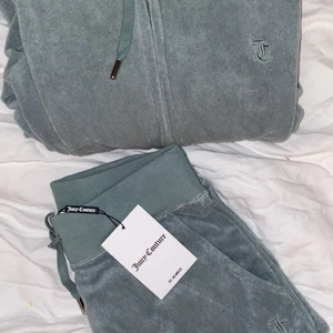 Juicy couture set grön - Ett jättefint grönt juicy couture set som tyvär inte har kommit till använding men vill helst byta, vill byta mot en mörklila kofta, skriv till mig om du har det, settet är i bra skick och har inga hål eller fläckar, är gott som ny. (Om ingen har en mörklila kofta så kan jag tänka mig att sälja.