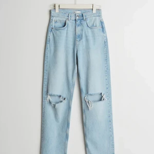90s high waist jeans Gina Tricot - High waist jeans från Gina med hål över knäna, Strl 36. Jättefint skick, färgen är som på produktbilden! Kan skick eller mötas upp i Uppsala