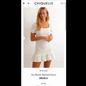 Säljer denna fina klänning från chiquelle, perfekt till studenten! Storleken är S och den är även slutsåld på hemsidan i den storleken. Säljer den för 300+ frakt 62 💞 vill även tillägga att den är helt ny och har prislappen kvar!