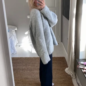 LeGer tröja - Första och tredje bilden är lånade!                                       Säljer denna skitsnygga tröja från LeGer med prislappen kvar, eftersom jag inte hann skicka tillbaka i tid. Köpt för ca 800. Sitter snyggt oversized❤️