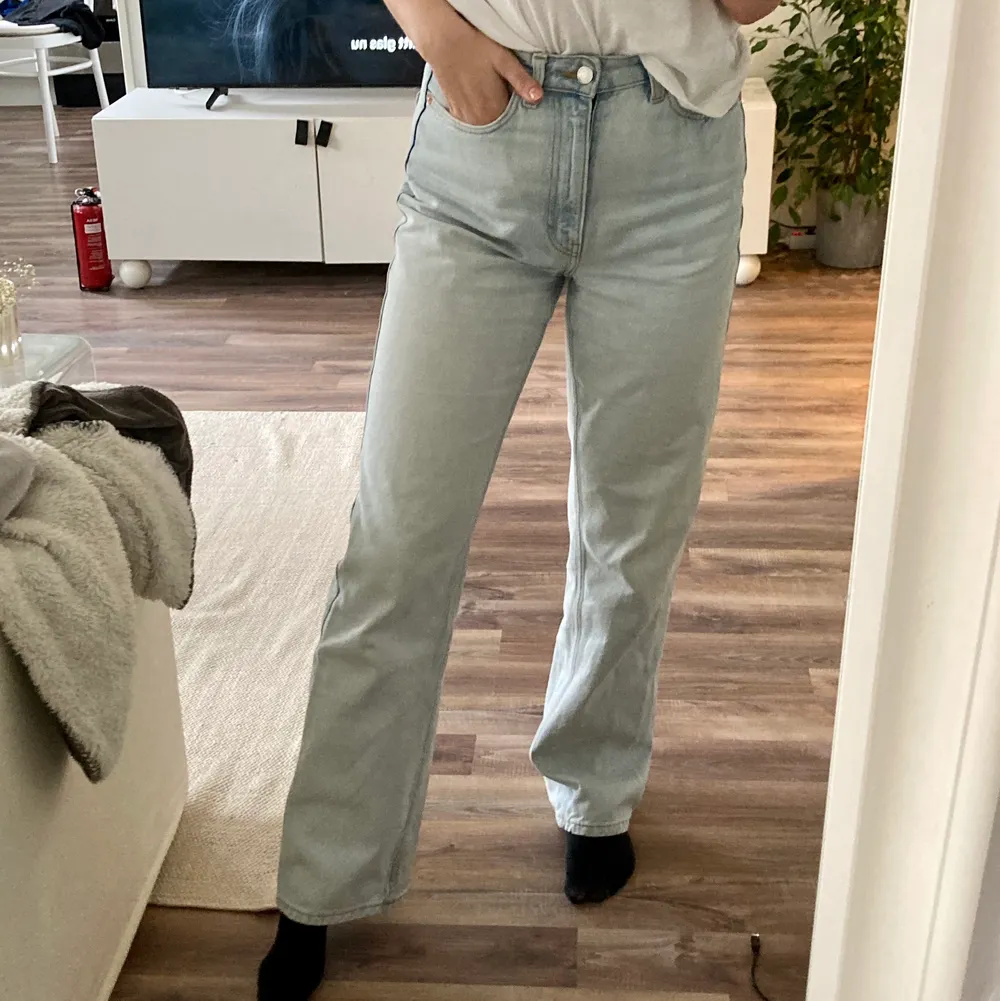 Ljusblå jeans i modellen ”Rowe extra high jeans” från Weekday. Använda sparsamt. Storlek 27x32 men mer som 28. Högmidjade och loose. Jeans & Byxor.