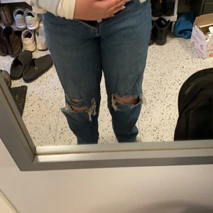 Mörkblåa jeans från H&M - Säljer pga att de har blivit alldeles för små för mig.💕 