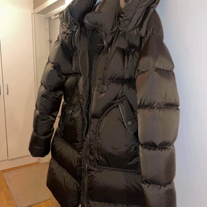 Cedrico dunjacka  - Stl L, fantastisk jacka i fint anv skick! Köpt för ca 5000:- mörkgrön jättefin! Passa på ett klipp!