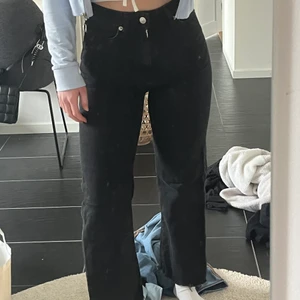 Jeans Lane  - Köpta från Lager 157 för ett långt tag sedan och har därför hunnit växa ur de. Men väldigt fina i skicket och ser knappt använda ut, skulle rekommendera till någon runt xs💓