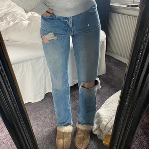 Zara jeans  - Mode waist jeans från zara med hål på knäna och på låret. Slutsålda och finns inte kavr på hemsidan längre. Säljer för dom är lite förtajta och kommer inte till användning längre⚡️⚡️⚡️