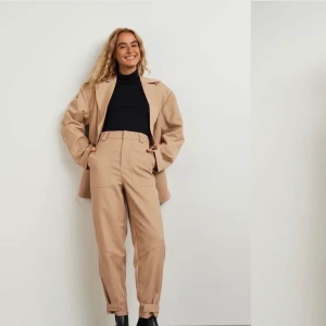 SÖKER MED LJUS OCH LYKTA - Hej! Jag söker efter dessa byxorna från Gina tricot i stl 32