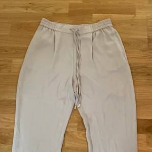 Byxor från Zara, storlek S - Byxor från Zara, storlek S. Använd ett fåtal gånger👍🏼