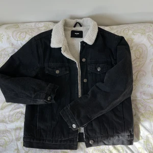 Jeansjacka - Fodrad jeansjacka från BikBok❤️ Fint skick och storlek S men passar även mig som är M❤️ Perfekt vår/höst-jacka!