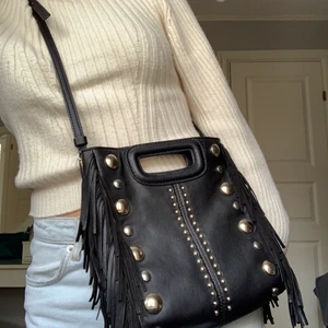 Maje väska  - Säljer min fina och mycket användbara maje väska! Den är i väldigt bra skick! Frakt ingår i priset💕