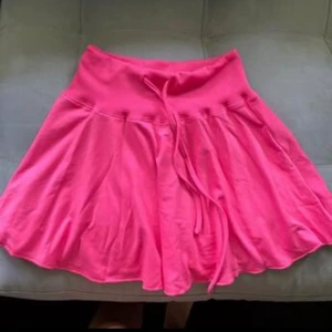 Rosa kjol - Rosa minikjol💖 storlek S. Skickas med spårbar frakt 66kr eller inte spårbar 45kr. Lånade bilder