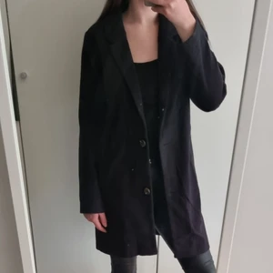 Svart vårkappa - Svart tunn kappa från H&M 