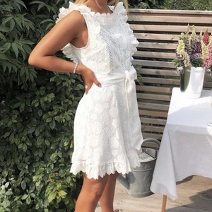 Student klänning  - Nu är det dags att sälja min älskade studentklänning. 🥺🤍 Den är använd och tvättat en gång och är i topp skick helt utan fläckar. (Första bilden är lånad, dom två andra är mina). Bara att skriva för mer info och bilder! Köparen står för frakten 📦