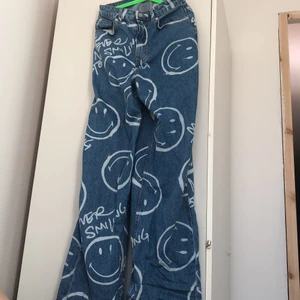 Smiley jeans - Blå smiley/never stop similing jeans med smileys och text på☀️ helt oanvända i strl 36🌸