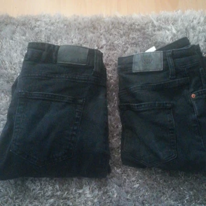 Säljer 2 par jeans  - Säljer 2 par jeans storlek s. Har använt dom och det är därför priset. Priset ligger runt 100kr. Köparen står för frakten som är 50kr!!! 