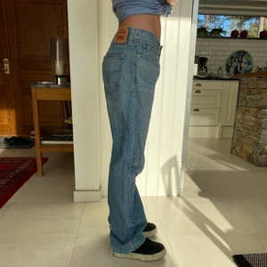 Lågmidjade Vintage Levis Jeans!! - Nu säljer jag dessa ursnygga Och trendiga Vintage jeans som jag köpt i en vintage butik i Marbella!! Sjukt snygg tvätt och väldigt bekväma!! Skulle säga att de passar allt från en S-L beroende på hur man vill att dom ska sitta!🌸 vid många instreserade blir det budgivning! 🌟🌟