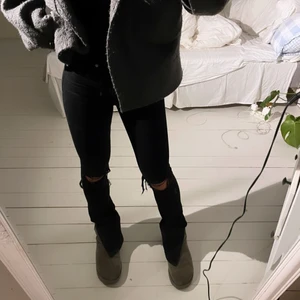 Slits jeans zara - Säljer ett pr zara svarta slits jeans som aldrig är anvönda 