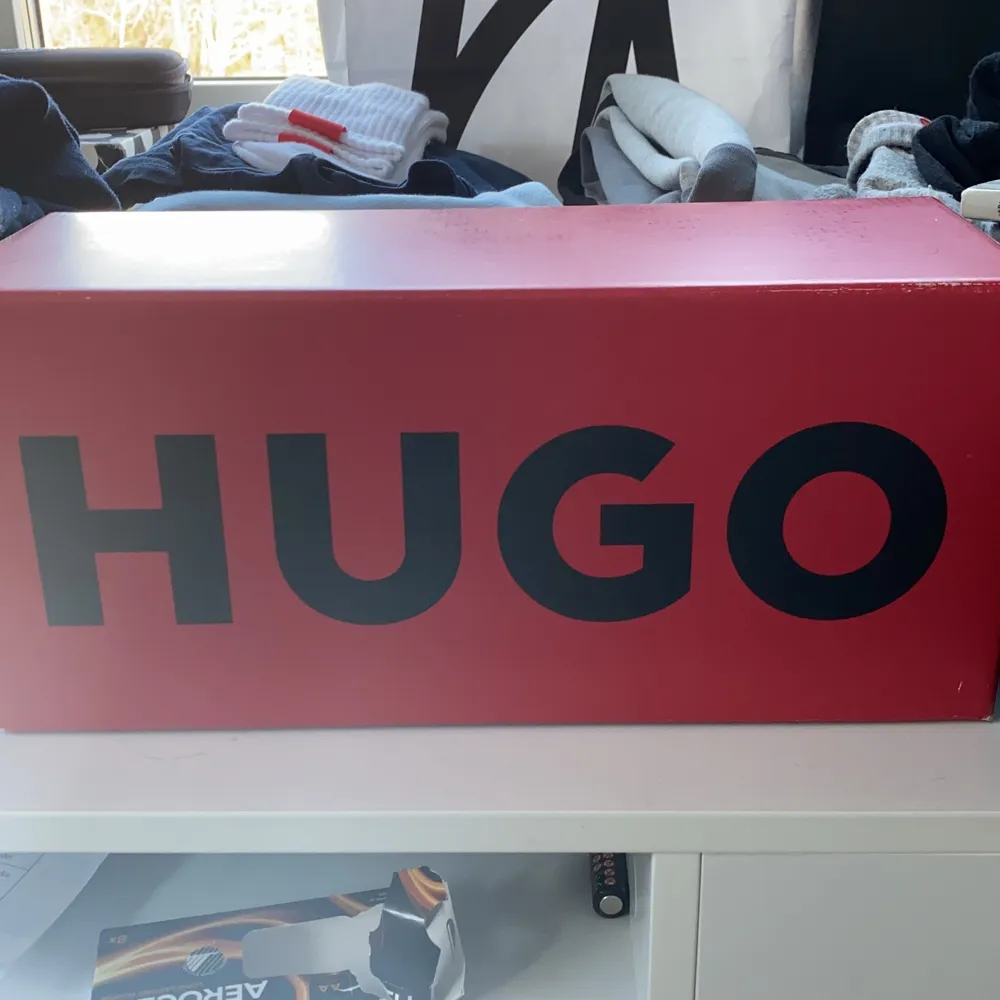 Jag säljer Hugo boss tofflor som jag köpte i en Hugo boss affär i stan och jag har använt tofflorna ett par fåtal gånger,köpte de för 659 och man får med kvitto . Övrigt.