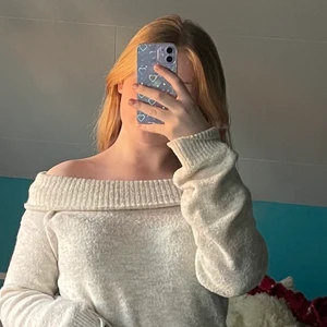 Offshoulder tröja strl S - En jätteskön Offshoulder tröja, osäker varifrån, strl S-M . Kan betalas med swisch, betalar halva frakten. Pris kan diskuteras