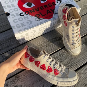 Vita/beiga cdg skor - comme des garcons converse skor. Är lite smutsiga men inga slitningar, så i bra skick! Säljer tillsammans med orginalförpackningen.