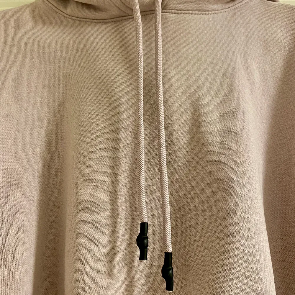 ljuslila hoodie i något oversize, mer som en xs än xxs. Sträcker sig ner till midjan på mig. . Hoodies.