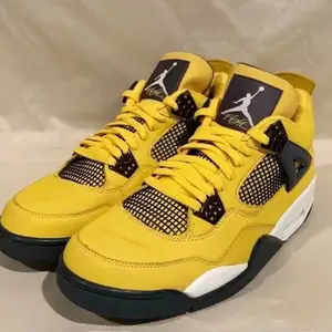 Nike Air Jordan 4 Retro LS || Size: 11,5US / 44-45 EU || Color: Tour yellow || Condition: Gently used