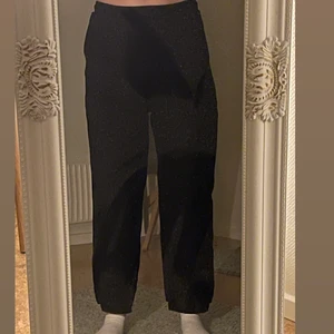 Svarta mjukisbyxor - Mjukisbyxor från Weekday. Använda fåtal gånger. Nypris 500 kr. Köparen står för frakt på 66 kr. 