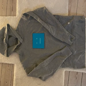 Acne tröja med avtag bart märke  - Säljer min acne tröja då jag växt ur den. Den är i mycket bra skick 9/10 coolt med den är att man kan ta av Märkena. Ny pris på den är 2700kr säljer den för 800-1000kr