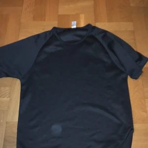 Svart träningströja  - En oversize basic träningtröja. Märket är oklart då texten har försvunnit i tvätten. Men jag skulle gissa på Nike? 