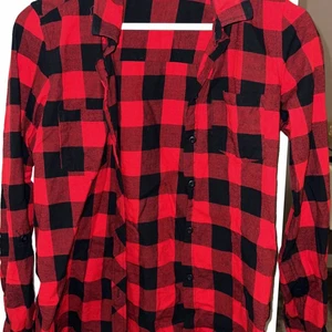 Flanellskjorta, storlek S - Använd några fåtal gånger så nästan som ny, pris kan diskuteras och frakten diskuteras vid intresse. 