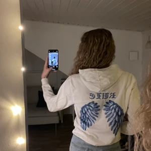 Hoodie - Fin hoodie med tryck på ryggen! Storlek S-M💕💕