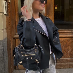 Skinn jacka - Säljer min sjukt snygga och trendiga skinn jacka från missguided, Stl 34. Köparen står för frakten🖤