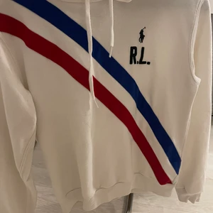 Ralph lauren hoodie - Vit Ralph lauren hoodie. Storlek xs, använd få tal gången (inga fläckar elr hål). Pris kan diskuteras 