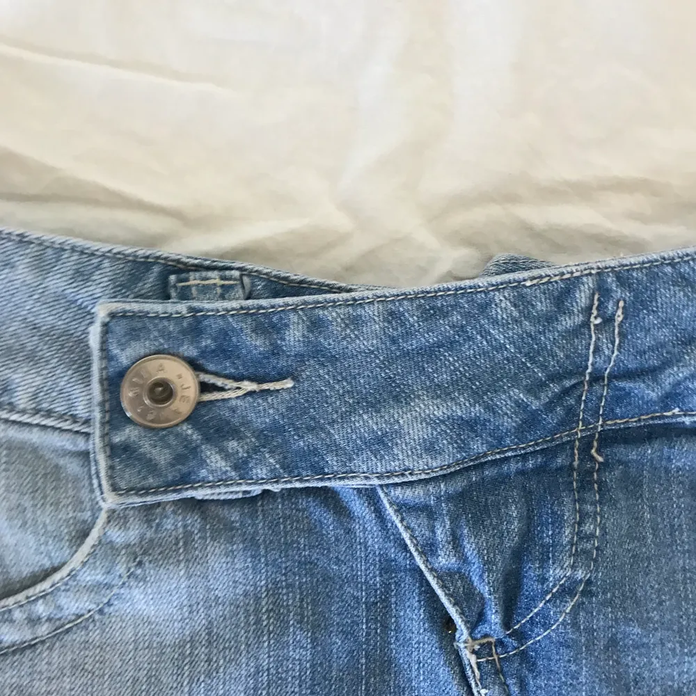 Jättesöt jeans kjol köpt second hand. Midjemått-76❤️. Kjolar.